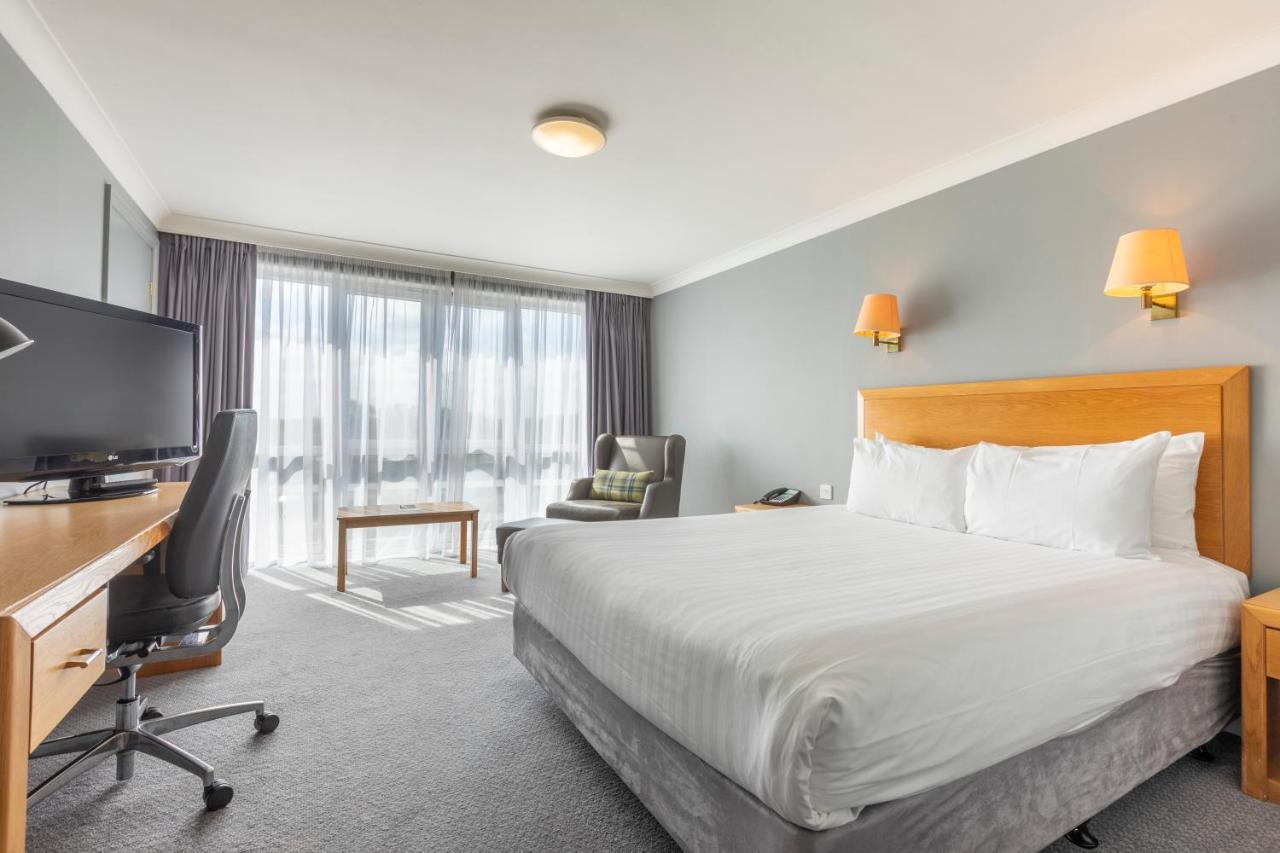 Holiday Inn Basildon By Ihg Exterior photo