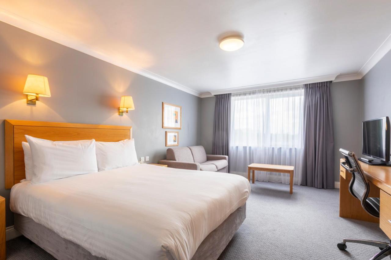 Holiday Inn Basildon By Ihg Exterior photo