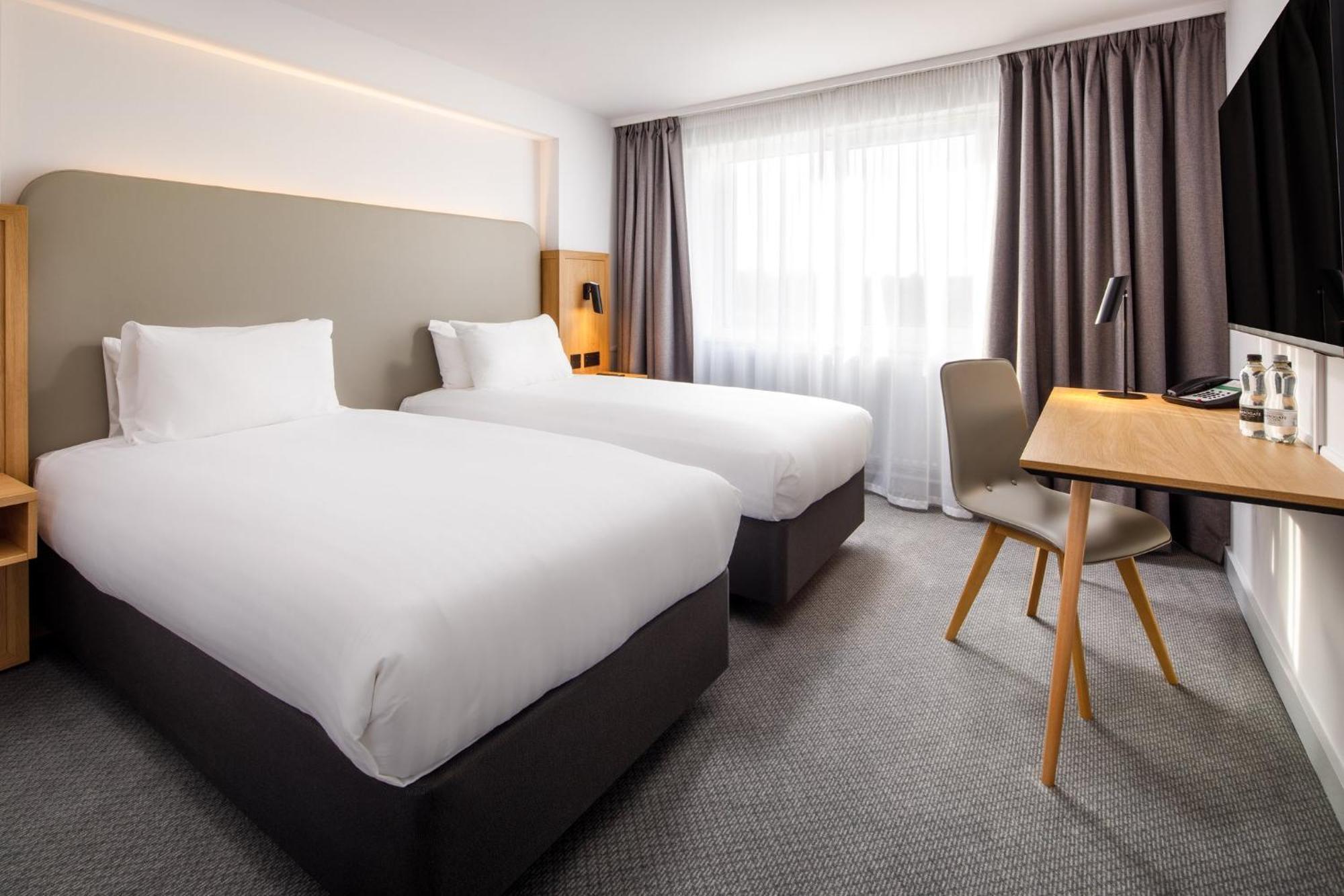 Holiday Inn Basildon By Ihg Exterior photo