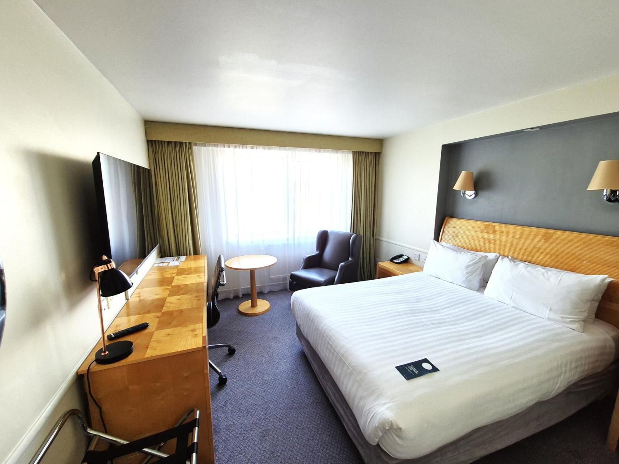 Holiday Inn Basildon By Ihg Exterior photo