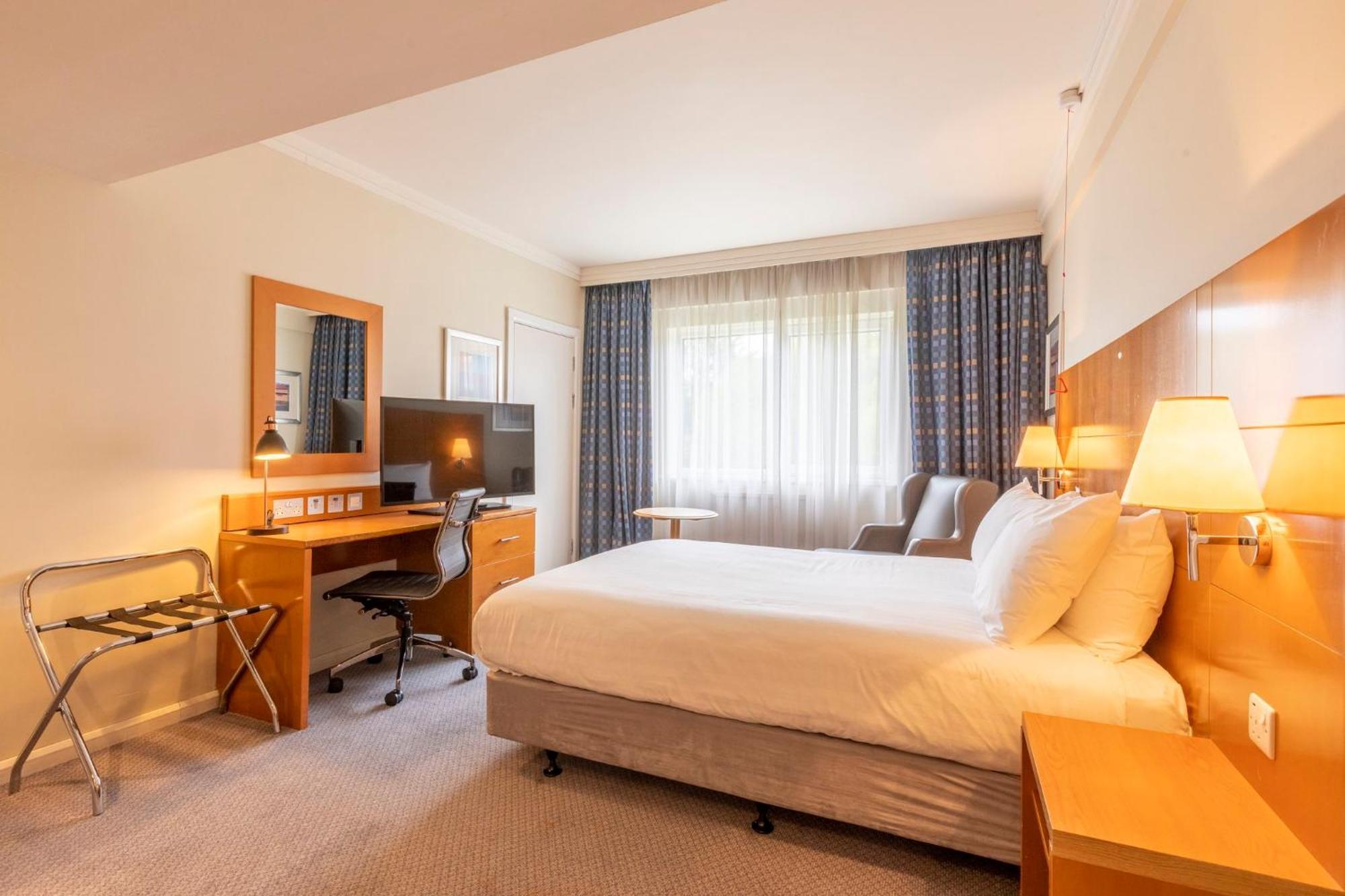 Holiday Inn Basildon By Ihg Exterior photo