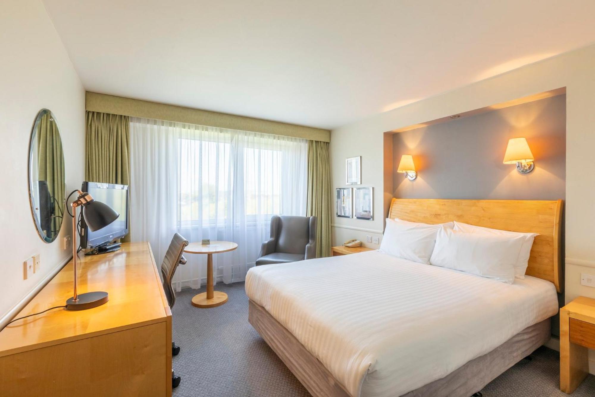 Holiday Inn Basildon By Ihg Exterior photo
