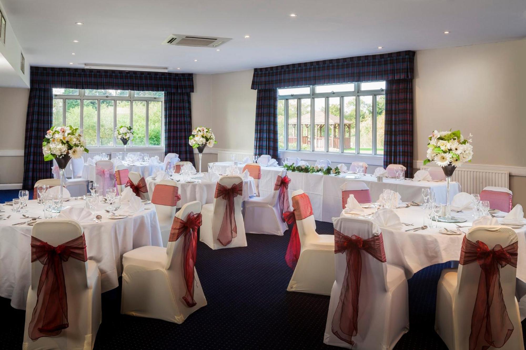 Holiday Inn Basildon By Ihg Exterior photo